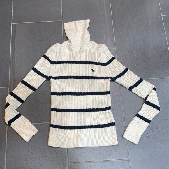 Abercrombie & Fitch Wool Blend Turtle Neck Sweater SZ Med BUT Looks Smaller - Picture 1 of 7